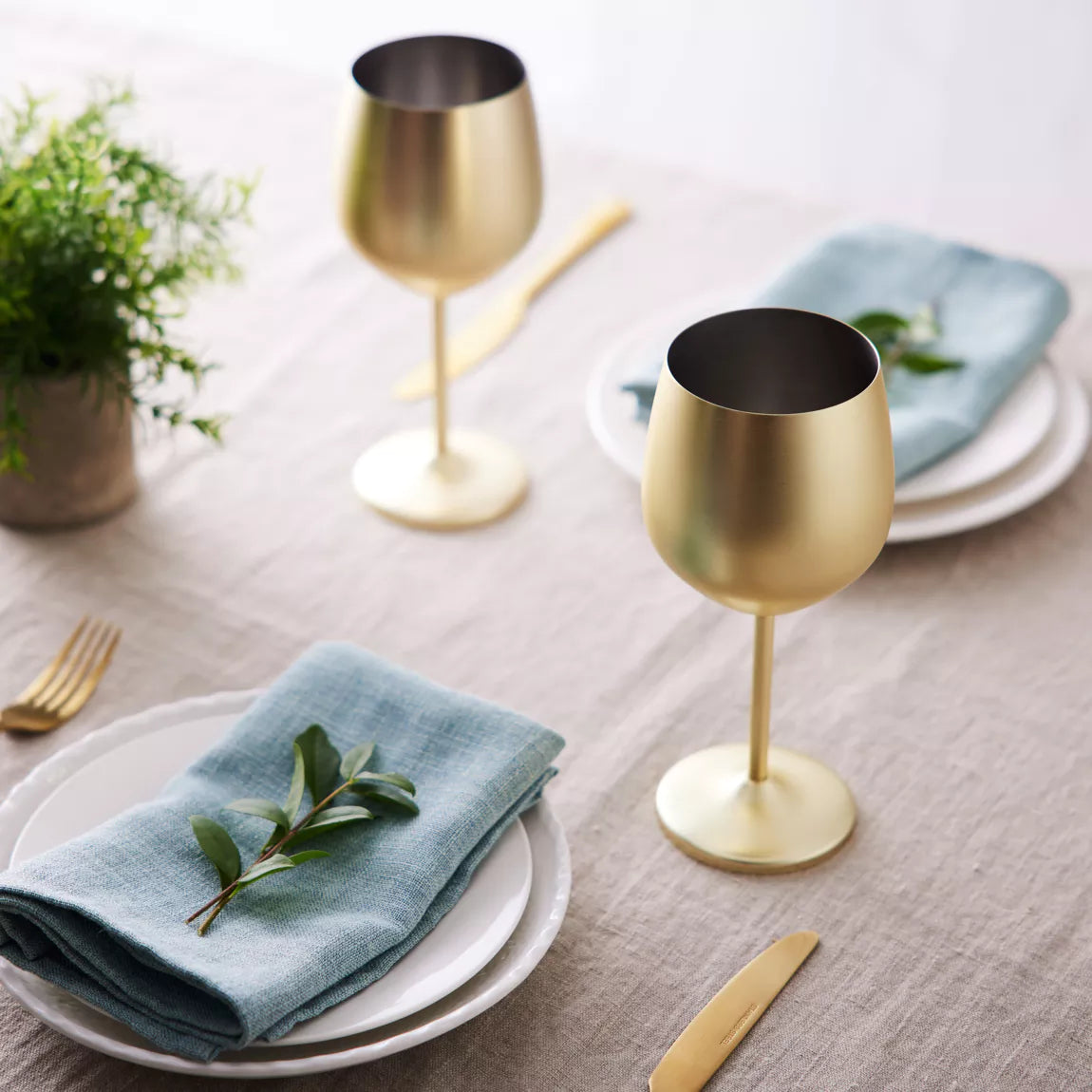 Geschenkkarton mit 4 Weingläsern, 540 ml - bruchsicheres Gläserset aus mattiertem Edelstahl Schwarz oder Gold