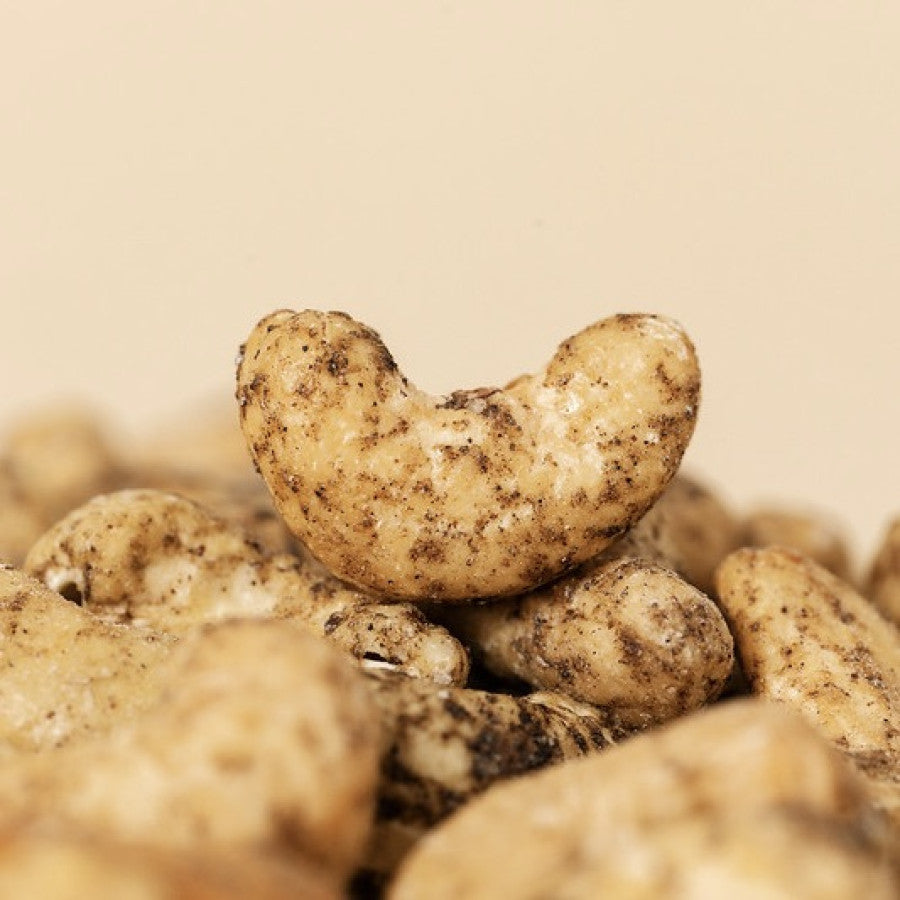 PAKKA BIO Gewürzte Cashews mit Curry Madras, Salz und Malabar Pfeffer - 100g