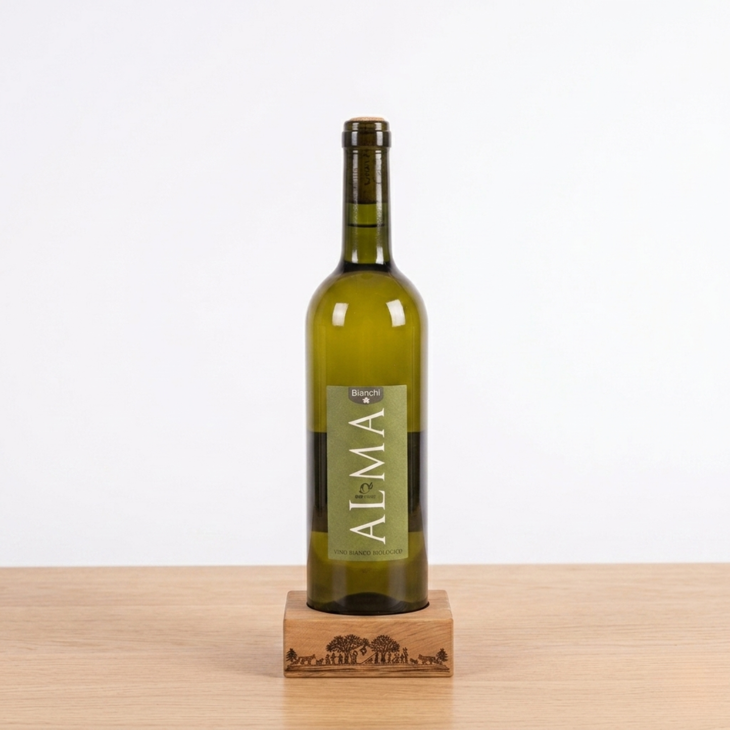 Hochwertiger Eichenholz-Weinhalter Motiv «Bergchilbi». Elegantes Weinzubehör aus nachhaltigem Holz für ein gemütliches Schweizer Ambiente bei Tisch