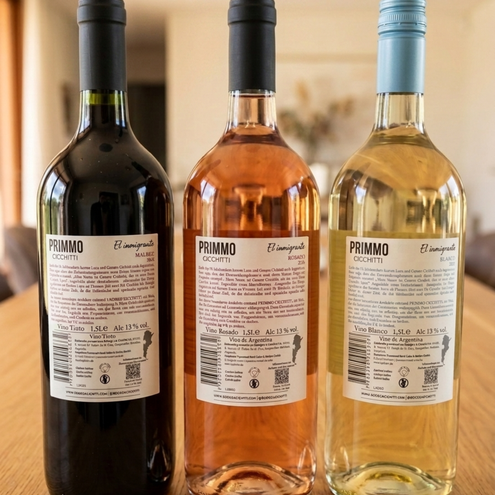 Cicchitti Primmo Magnum 1,5L Kollektion mit Rosado, Malbec und Blanco Weinflaschen auf Holztisch.