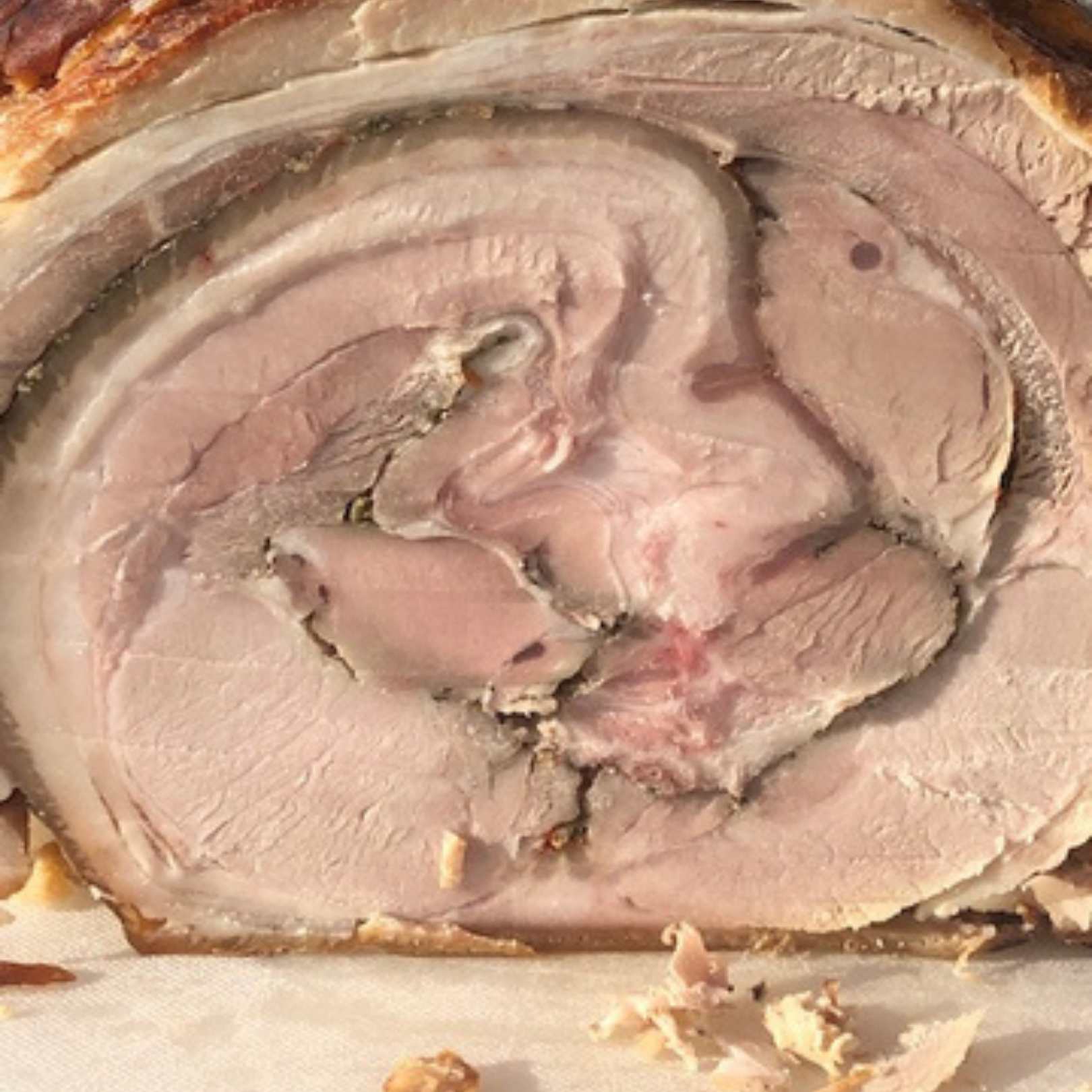 Echte Handarbeit braucht Zeit. Unsere Porchetta gart langsam, bis sie perfekt ist. Wir wiegen das Fleisch im frischen Zustand, damit Sie genau die Qualität erhalten, die Sie bestellt haben